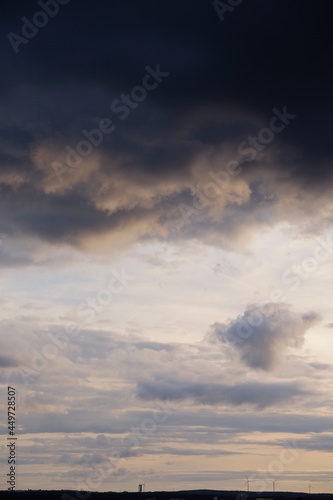 Dunkle Wolken am Himmel damatische Stimmung abends Unwetter mit Horizont Sillhouette Hochformat © Daniel