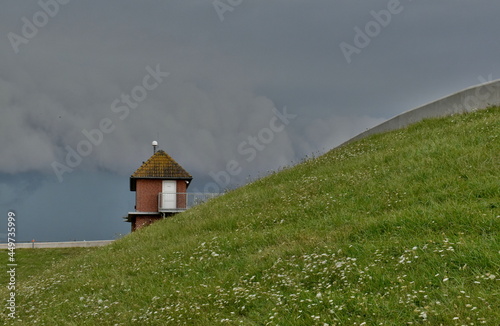 Backsteinhäuschen am Hafen von Nordstrand vor einem Gewitter