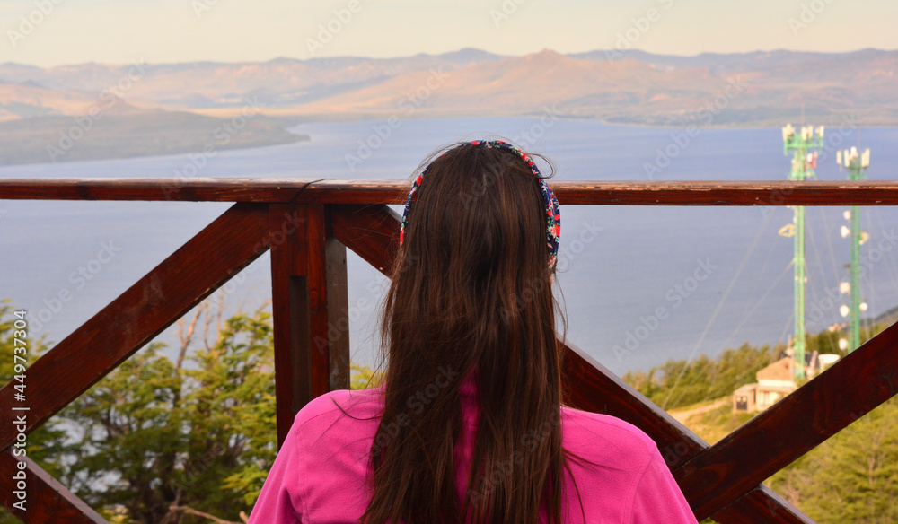 Φωτογραφία woman from behind observing the landscape from the top of otto hill in bariloche