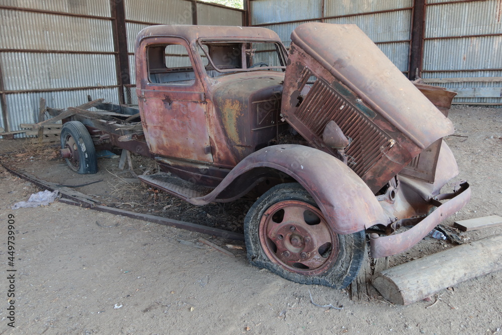 Obraz premium Abandoned Old Truck with Severe Rust and other Signs of Age