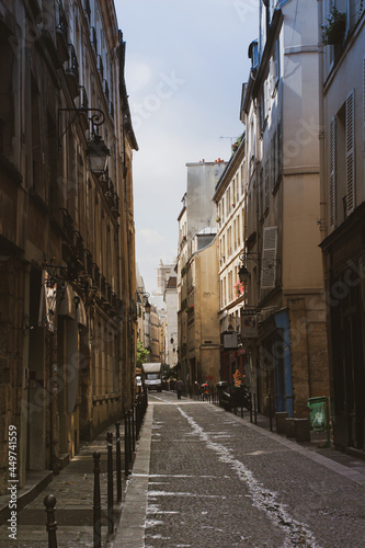 Klimatyczna ulica w Paryżu © katarzyna