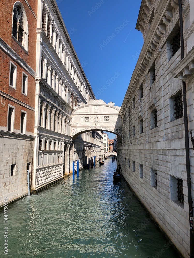 Obraz premium Gasse durch Venedig