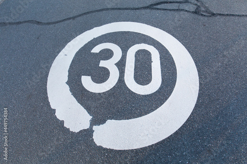 Tempo-30-Zeichen auf Straße querformatig photo