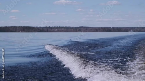 Waves and splashes con the water coming from yacht