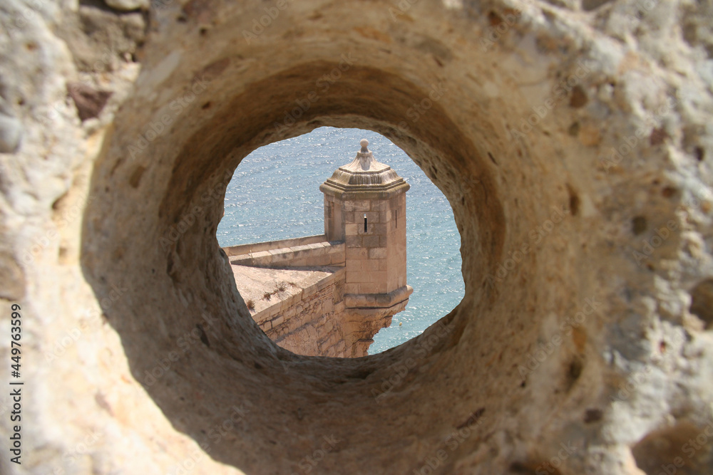 Torreón del Castillo Santa Barbara a través de un alma de piedra de molino