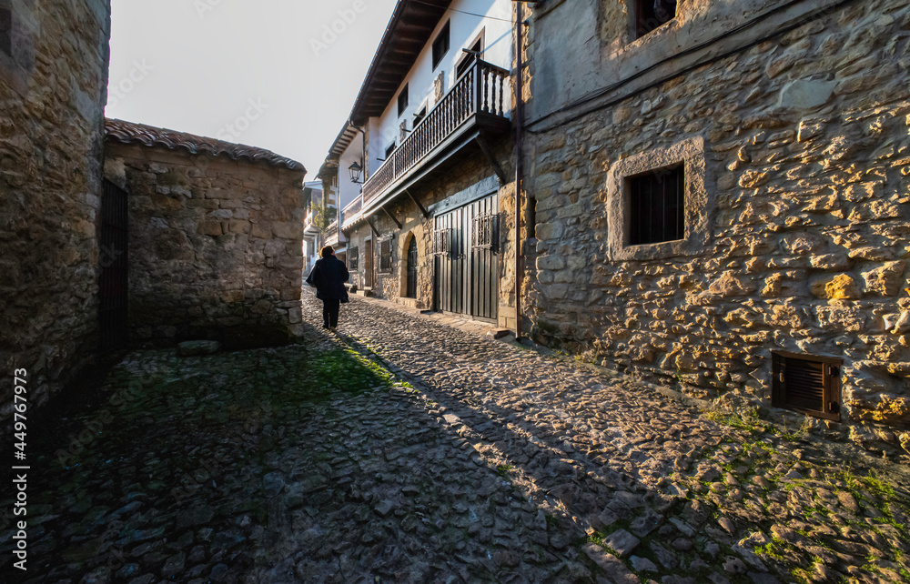 Callejuela con adoquin a contraluz