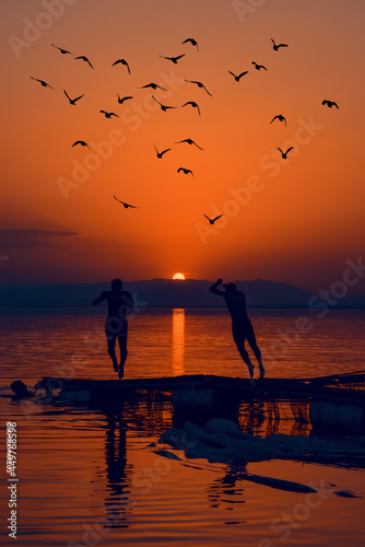 silhouette of a couple on the beach © RawaHamasur