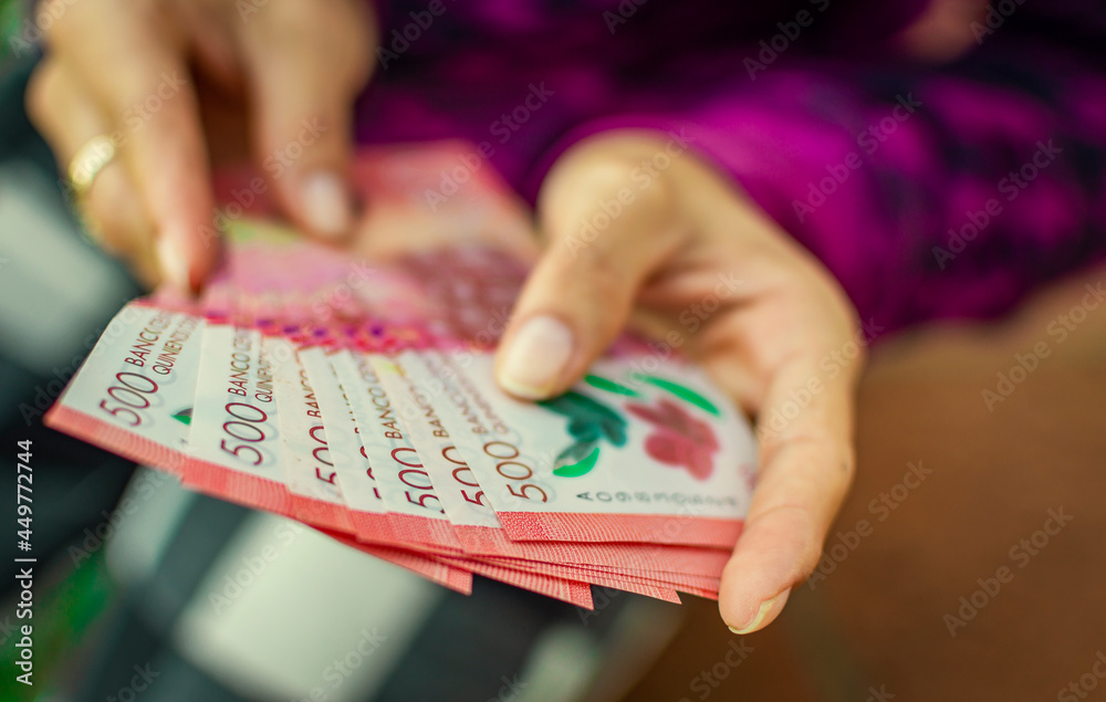 Obraz premium People counting banknotes, Nicaraguan 500 cordobas banknotes