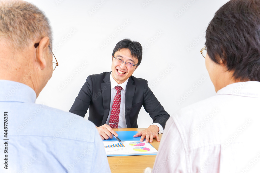 高齢者夫婦と営業マン 高齢者夫婦と営業マン