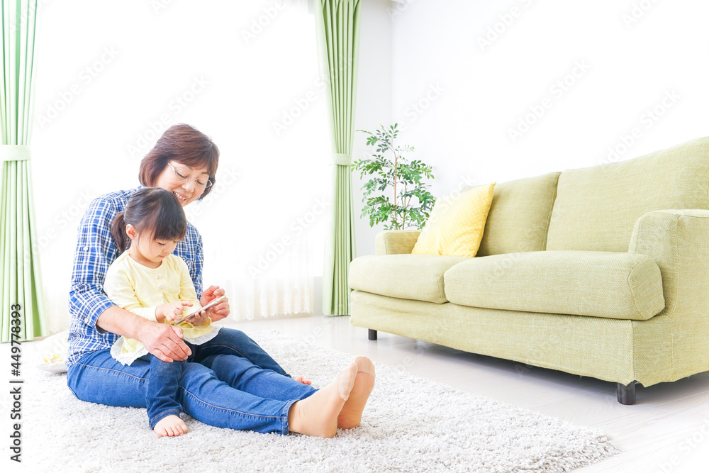おばあちゃんとスマホを使う子供 おばあちゃんとスマホを使う子供