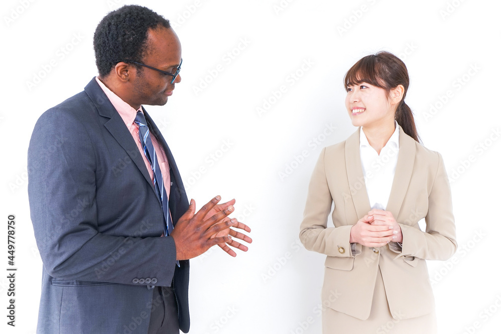 議論をするビジネスパーソン
