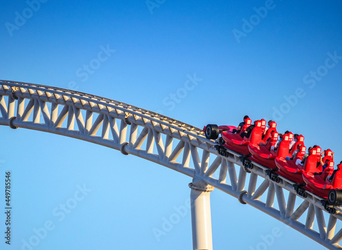 Fotografia Close up view of a modern formula1 style roller coaster