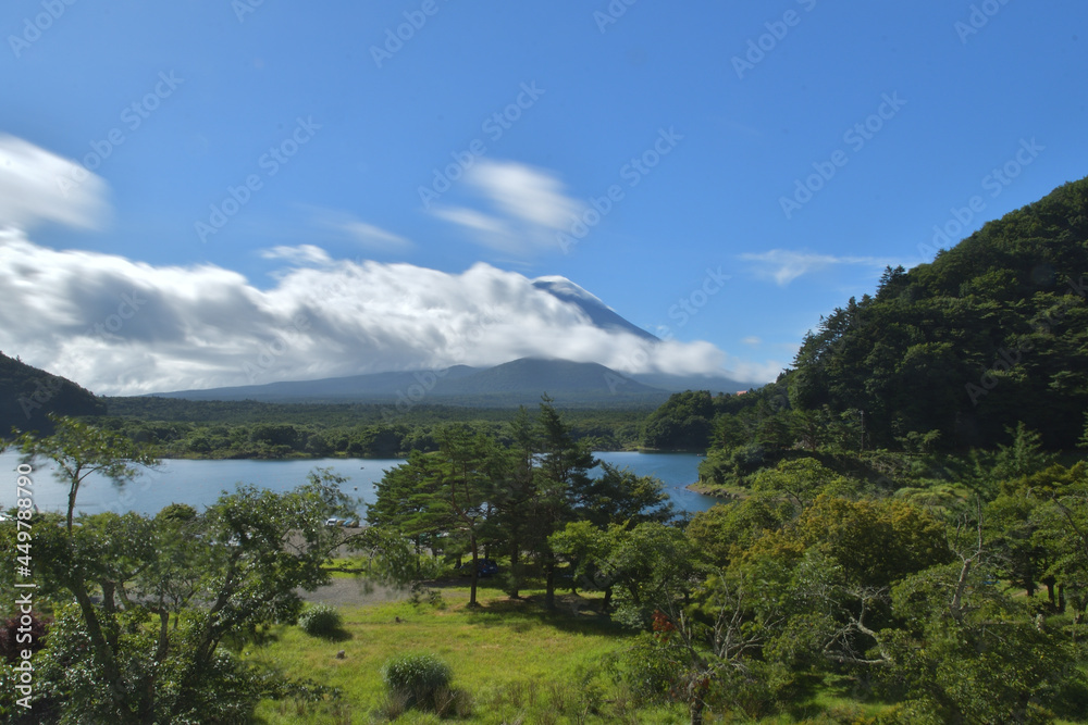 精進湖から見た富士山の前を流れる雲（長時間露光）