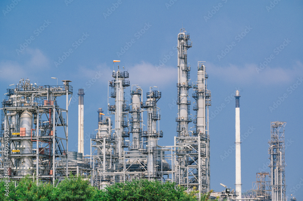 Obraz premium Industrial zone,The equipment of oil refining,Close-up of industrial pipelines of an oil-refinery plant,Detail of oil pipeline with valves in large oil refinery.