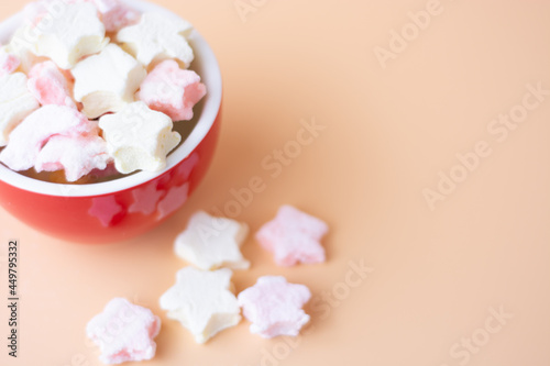 Fototapeta Naklejka Na Ścianę i Meble -  a cup of marhmallows against blurry background