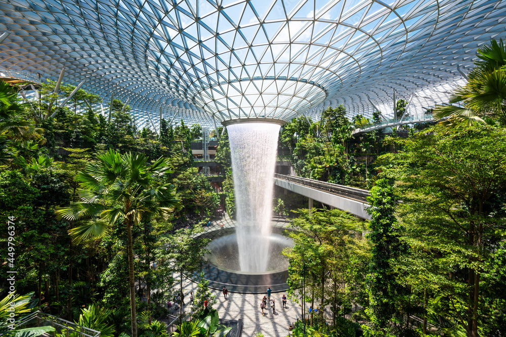 Singapore Changi airport waterfall attraction - obrazy, fototapety, plakaty 