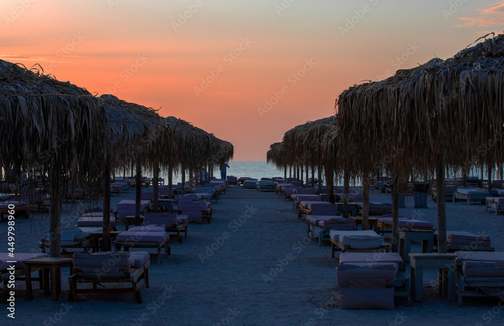 Obraz premium In the morning among the umbrellas on the beach