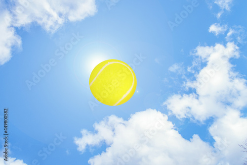 空に飛んでいくテニスボール/テニス/TENNIS/スポーツ/青空背景/見出し、タイトルバック用文字入れスペース