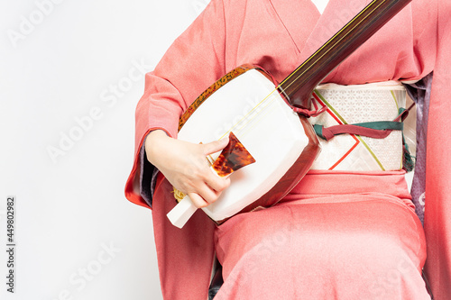 三味線を引く女性の手元