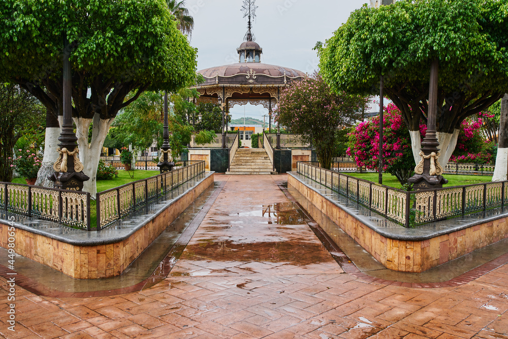 Plaza principal del jardín de Unión de Tula, Jalisco, con un kiosco en