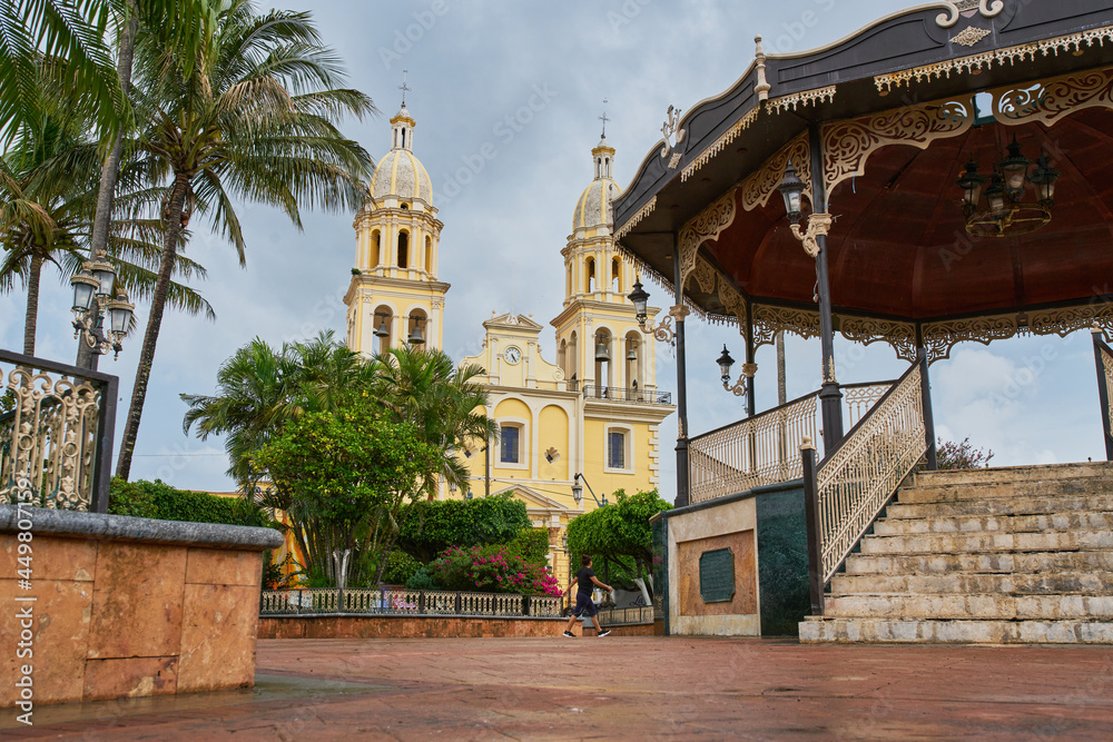 Plaza principal del jardín de Unión de Tula, Jalisco, con un kiosco en el centro y una iglesia al fondo