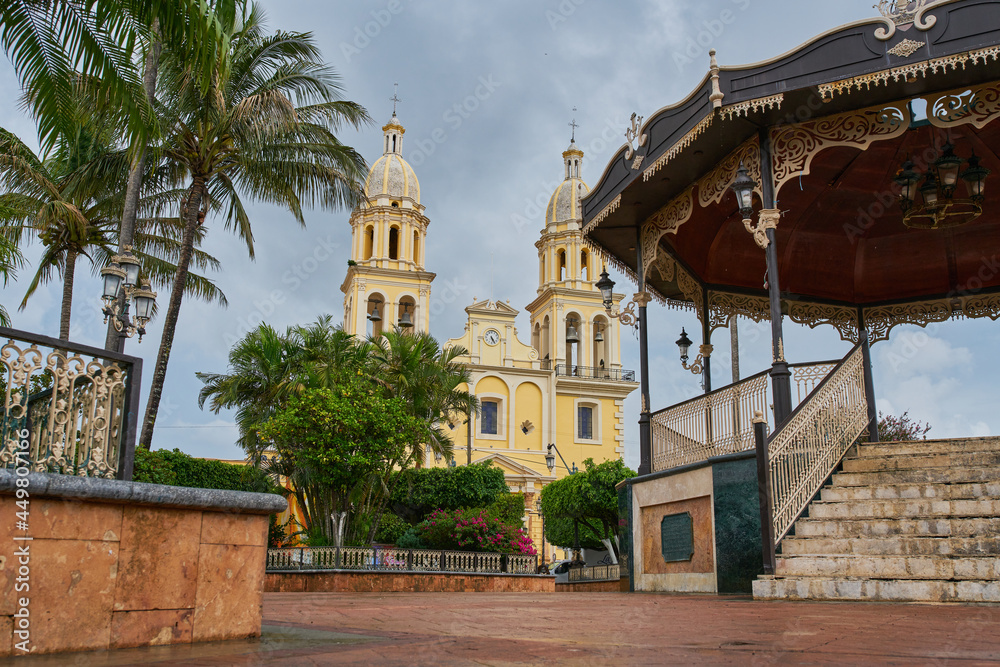 Plaza principal del jardín de Unión de Tula, Jalisco, con un kiosco en el centro y una iglesia al fondo