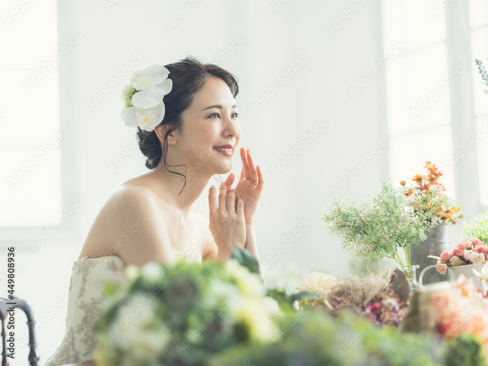 花に囲まれる花嫁 ブライダルイメージ ウェディングドレス 花に囲まれる花嫁 ブライダルイメージ ウェディングドレス