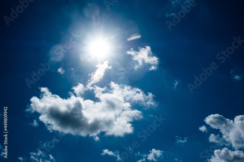 Fototapeta Naklejka Na Ścianę i Meble -  Wolken mit Sonnenschein und blauem Himmel