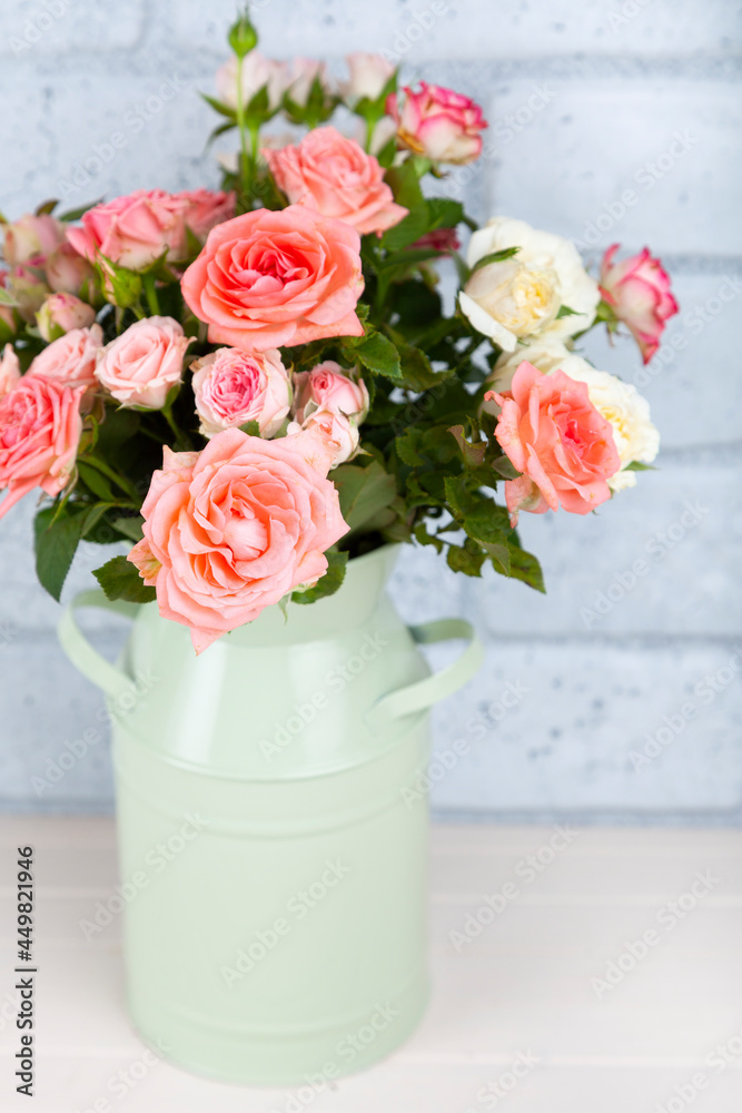 Obraz premium Bouquet of pink roses on a light wooden background.