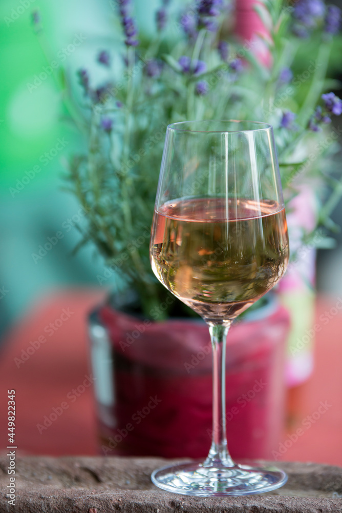 Ein Glas Rosewein auf dem Balkon