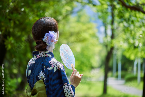 Fotografie 浴衣を着た若い日本人女性