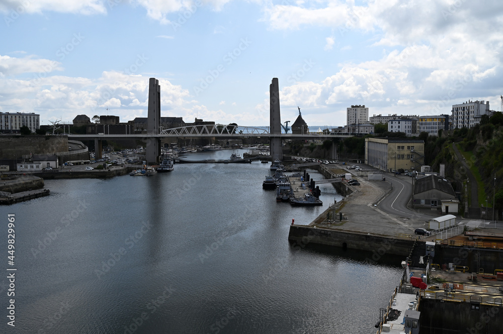 Vue générale du port militaire de Brest avec le pont de La Recouvrance