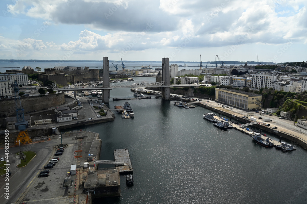 Vue générale du port militaire de Brest avec le pont de La Recouvrance et le château