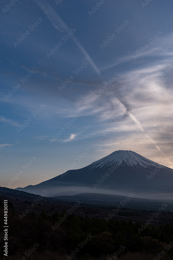 Fototapeta premium 夕暮れの富士山と山中湖
