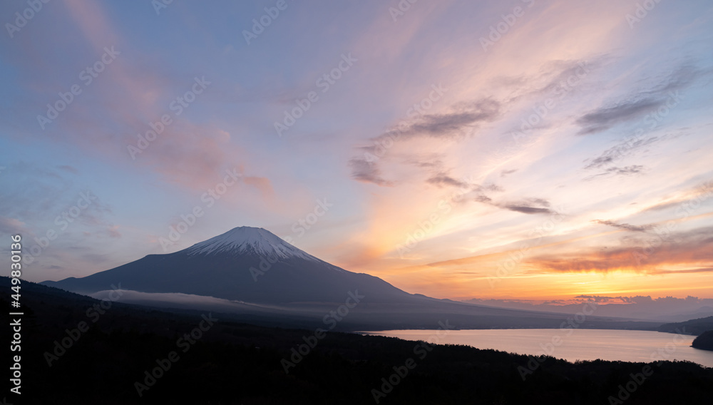 夕暮れの富士山と山中湖