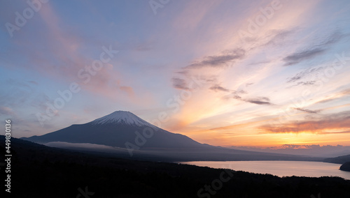 夕暮れの富士山と山中湖