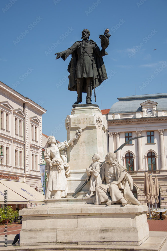 Obraz premium Kossuth Lajos Sttatue in the city center of Szeged. Hungary ,July 2021,