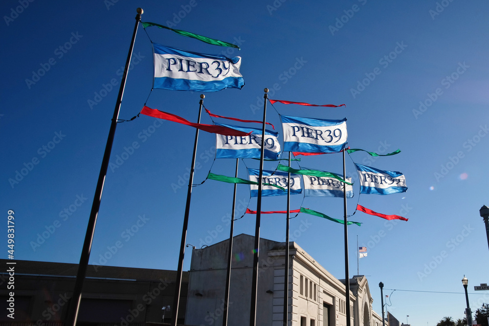 Naklejka premium Banderas en el pier 39 en San Francisco