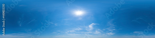  Nahtloses Panorama mit leicht bewölktem Himmel - 360-Grad-Ansicht mit schönen Cumulus-Wolken zur Verwendung in 3D-Grafiken als Himmelskuppel oder zur Nachbearbeitung von Drohnenaufnahmen 