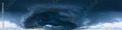  Nahtloses Himmels-Panorama mit aufziehendem Unwetter, 360-Grad-Ansicht mit dramatischen Wolken zur Verwendung in 3D-Grafiken als Himmelskuppel oder zur Nachbearbeitung von Drohnenaufnahmen 