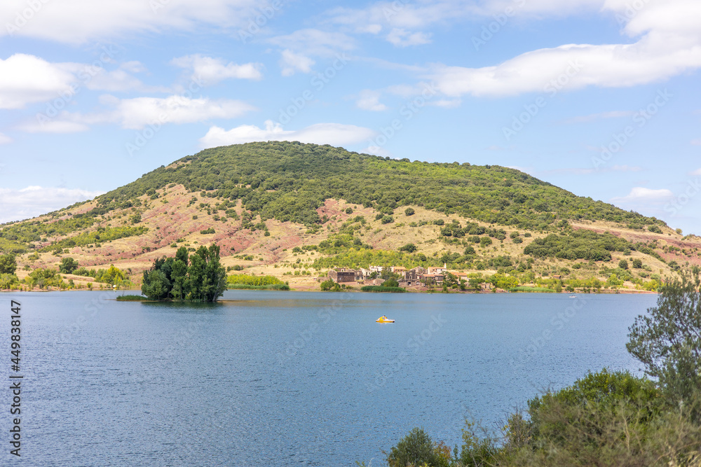 Paysage autour du Lac du Salagou en été (Occitanie, France)