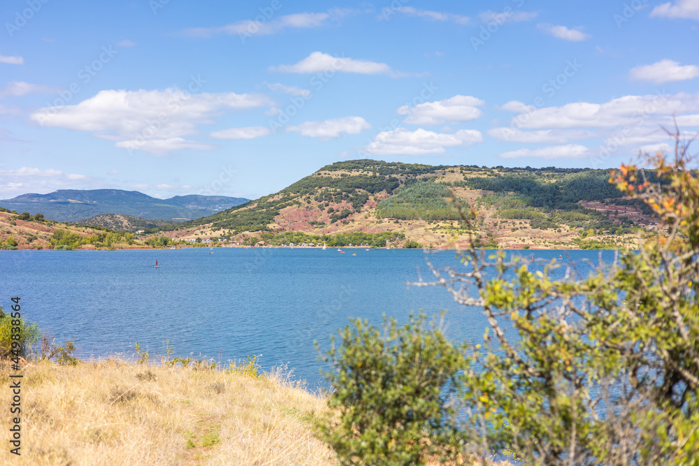 Paysage autour du Lac du Salagou en été (Occitanie, France)