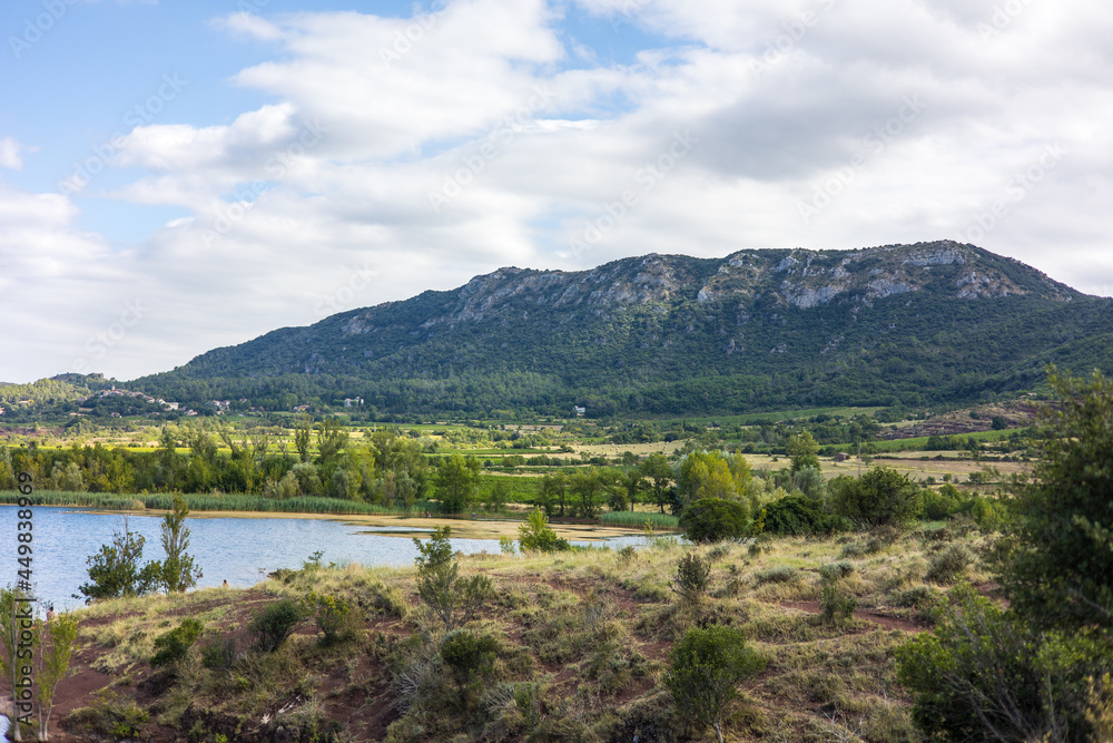 Vue sur le Mont Liausson depuis le Lac du Salagou (Occitanie, France)