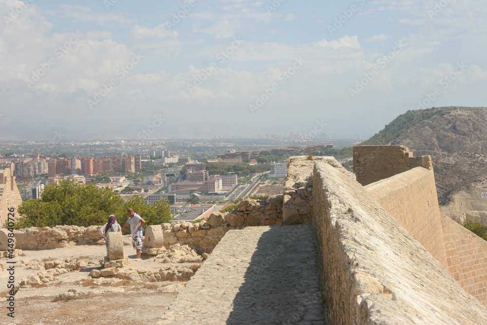 Restos arqueológicos en el castillo de Santa Bárbara, Alicante, España