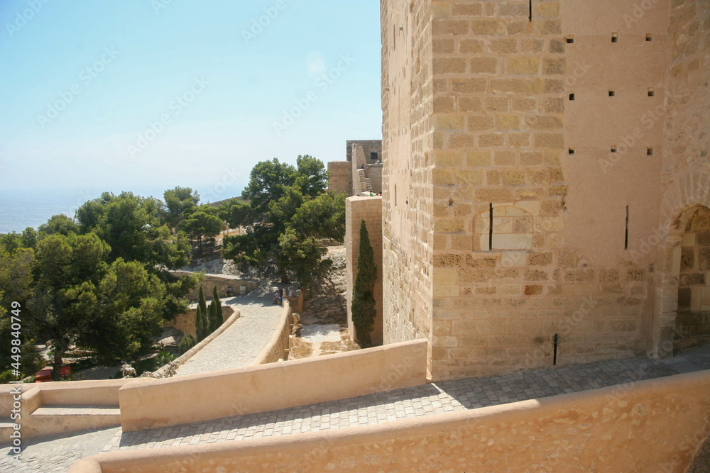 Vista exterior Castillo de Santa Bárbara (Castillo de Santa Bárbara, siglo IX) en la cima del Monte Benacanti con vistas a la Bahía de Alicante. Castillo de Santa Bárbara - monumento famoso. Alicante, Vista exterior Castillo de Santa Bárbara (Castillo de Santa Bárbara, siglo IX) en la cima del Monte Benacanti con vistas a la Bahía de Alicante. Castillo de Santa Bárbara - monumento famoso. Alicante,