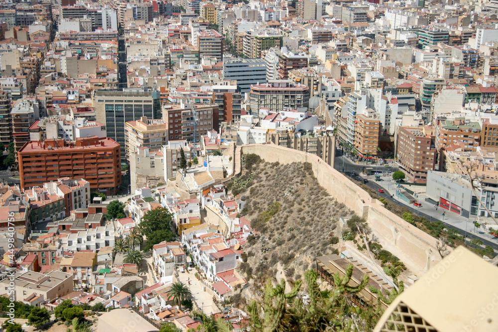 Ciudad de Alicante vista desde las murallas defensivas medievales del Castillo de Santa Barbara.