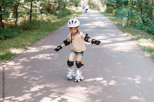Φωτογραφία little girl is rollerblading in the park
