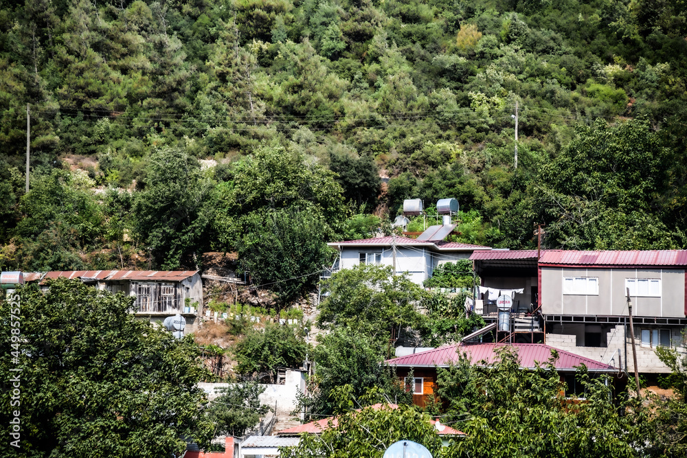 Dorfhäuser am Berghang