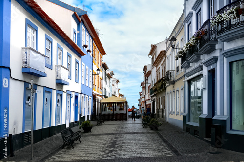 Vista de uma rua na cidade de Angra do Heroísmo na Ilha Terceira, Açores