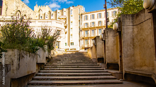 Escalier qui débouche sur le palais des papes d'Avignon. © Cyrille Choukroune